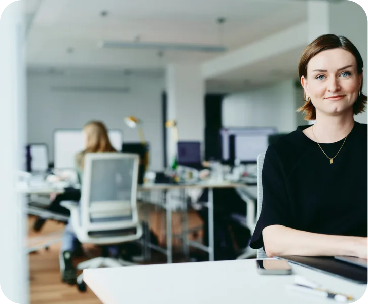 Lächelnde Kollegin im Büro
